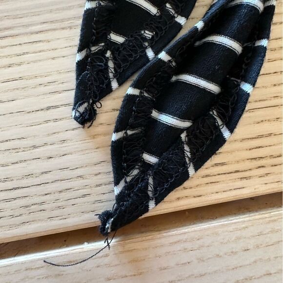 Nasty Gal crop top tie with long bell sleeves black and white stripe - Size 6 - Picture 5 of 6